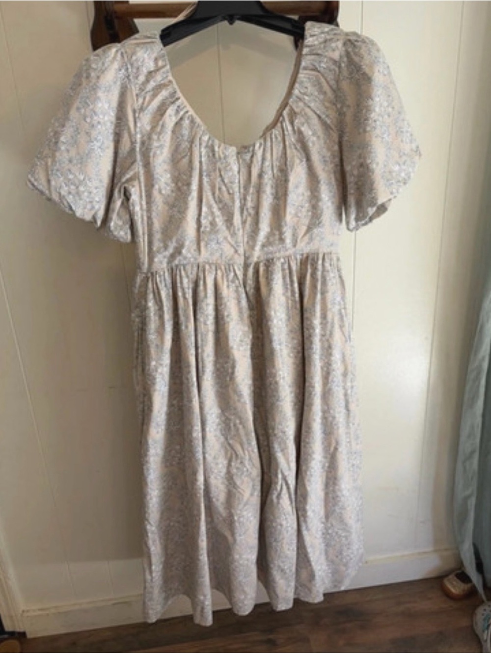 crown & ivy Cream Floral Puff Sleeve Midi Dress
